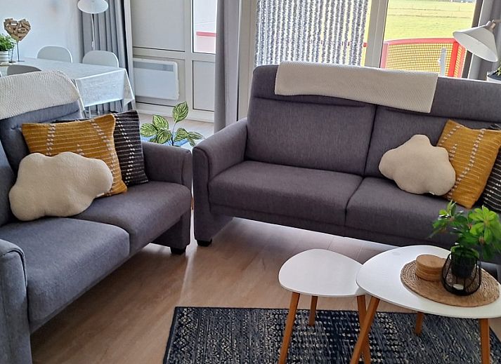 Gezellige woonkamer in Amelander Paradijs appartement, Buren, Ameland met comfortabele zitplaatsen.