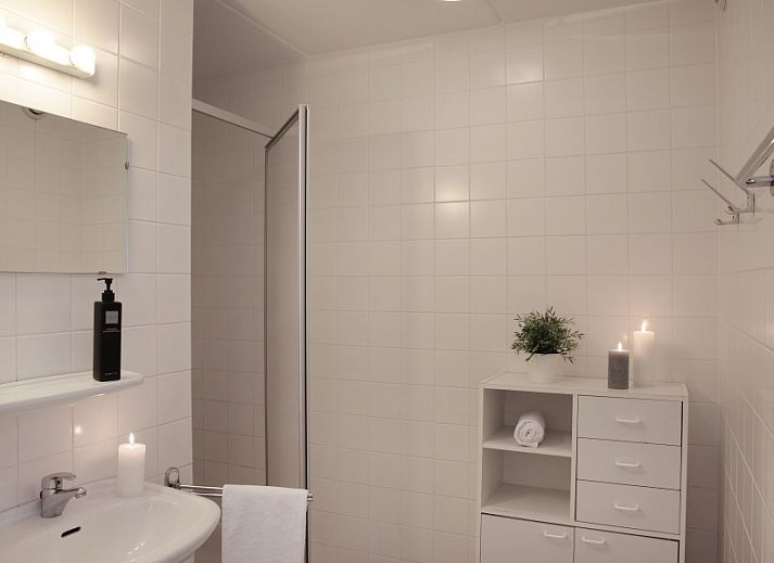 Gezellige woonkamer in Amelander Paradijs appartement, Buren, Ameland met comfortabele zitplaatsen.