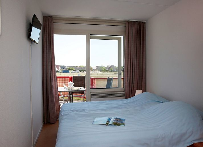 Gezellige woonkamer in Amelander Paradijs appartement, Buren, Ameland met comfortabele zitplaatsen.