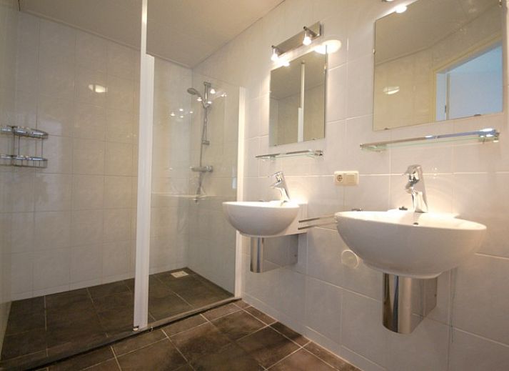 Gemtliches Wohnzimmer von Bungalow 18 in Buren, Ameland, mit bunten Mbeln und Gartenblick.