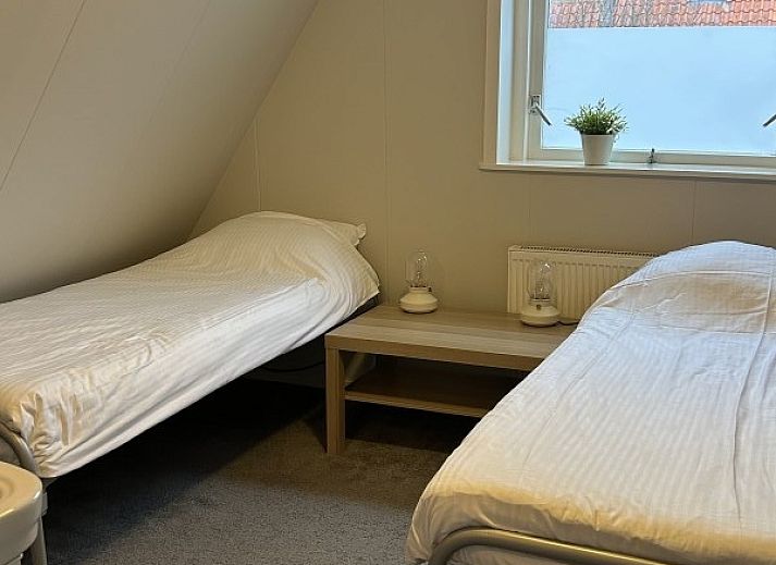 Moderne badkamer in vakantiehuis Oerd, Hollum, Ameland met witte tegels en natuurlijke lichtinval.