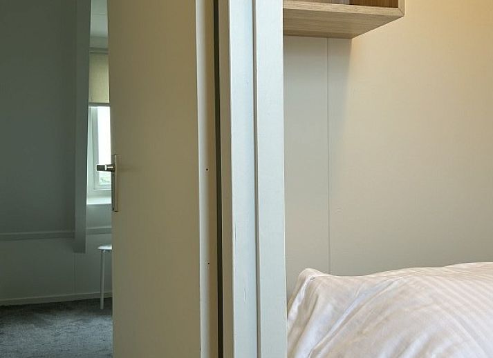 Moderne badkamer in vakantiehuis Oerd, Hollum, Ameland met witte tegels en natuurlijke lichtinval.