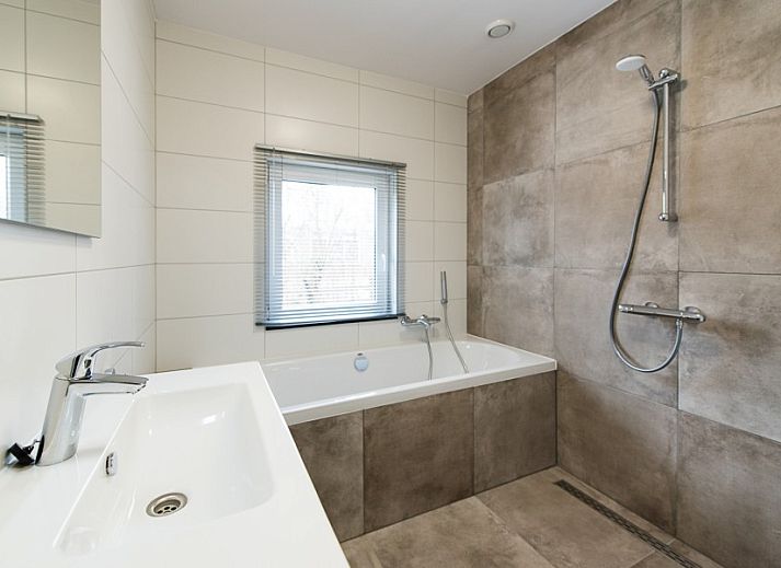 Moderne Kueche im Ferienhaus Onder de Pannen! in Hollum, Ameland, Waddeninseln.