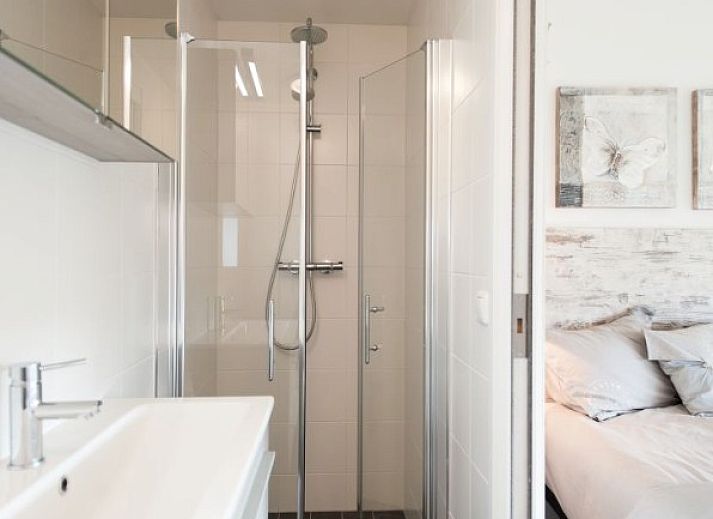 Boomhiemke Ferienhaus mit Veranda in Hollum, Ameland, umgeben von Duenen und Natur.