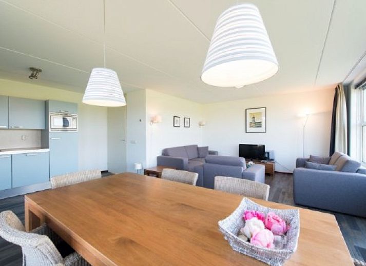 BEACHVILLA WEST END 6 in Hollum, Ameland mit Reetdach und grosser Veranda, ideales Ferienhaus auf den Watteninseln.