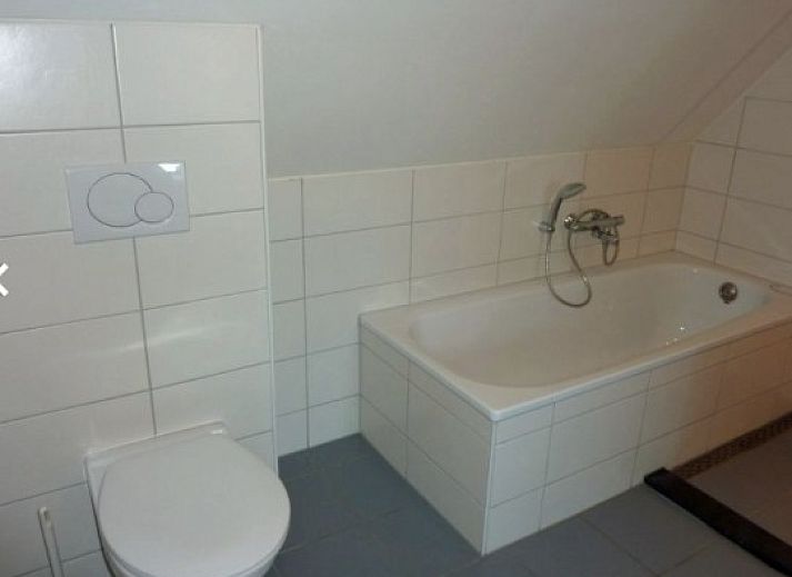 BEACHVILLA WEST END 6 in Hollum, Ameland mit Reetdach und grosser Veranda, ideales Ferienhaus auf den Watteninseln.