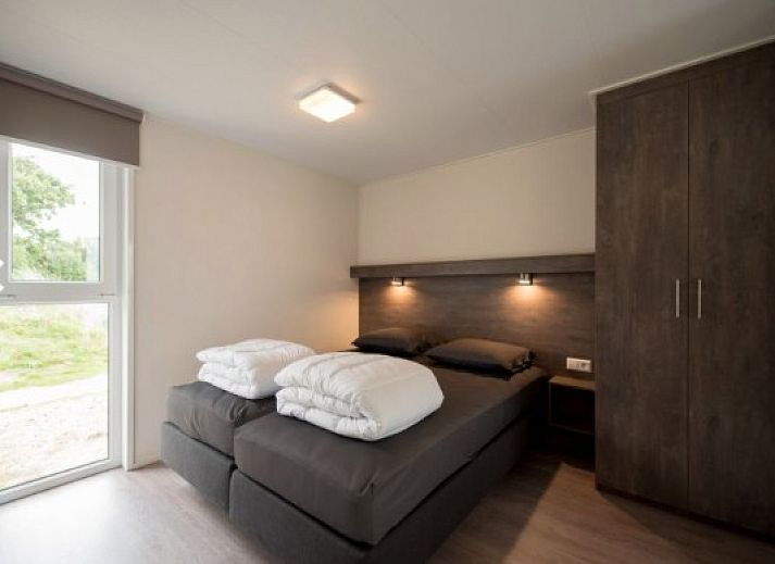 Stylish kitchen and dining area in AMELANDLODGE 4, a vacation home in Hollum, Ameland, ideal for cozy meals.