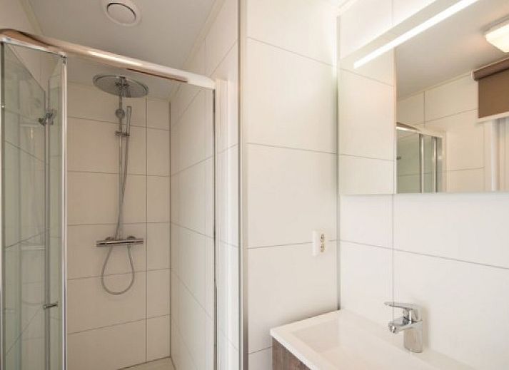 Stylish kitchen and dining area in AMELANDLODGE 4, a vacation home in Hollum, Ameland, ideal for cozy meals.