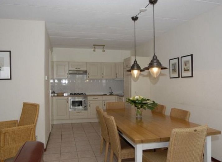 ENGELSMANDUINVILLA 8, een sfeervol vakantiehuis met rieten dak in Hollum, Ameland, omringd door groene natuur op de Waddeneilanden.