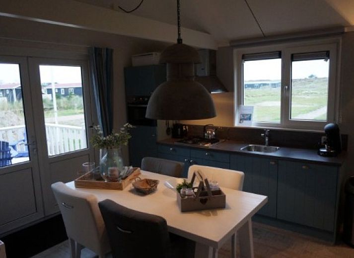 EILANDLODGE 4 vakantiehuis met veranda in Hollum, Ameland omgeven door natuur.