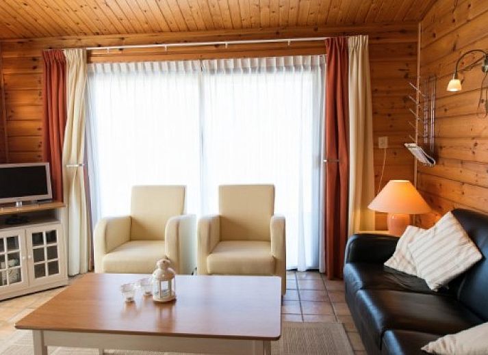 FINSE BUNGALOW 4 in Hollum, Ameland mit sonniger Terrasse und gruener Umgebung auf den Watteninseln.