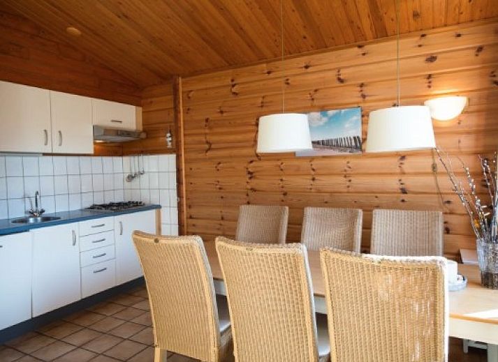 FINSE BUNGALOW 4 in Hollum, Ameland mit sonniger Terrasse und gruener Umgebung auf den Watteninseln.