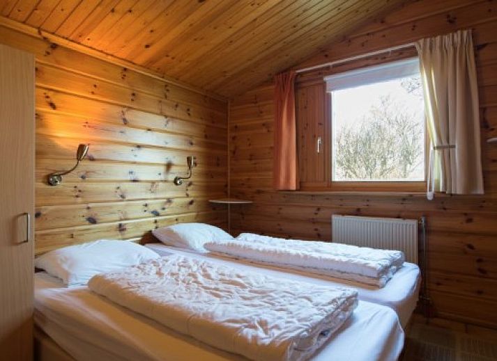 FINSE BUNGALOW 4 in Hollum, Ameland mit sonniger Terrasse und gruener Umgebung auf den Watteninseln.