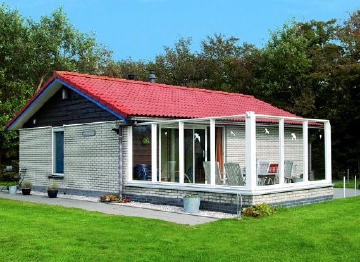 BORNRIF COTTAGE 6 in Hollum, Ameland, vacation home with sunny veranda and surrounded by green nature on the Wadden Islands.
