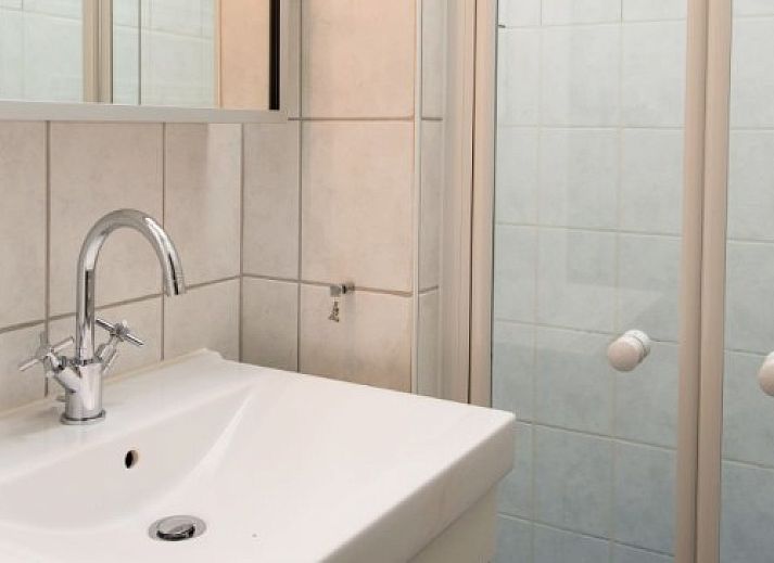 BORNRIF COTTAGE 6 in Hollum, Ameland, vacation home with sunny veranda and surrounded by green nature on the Wadden Islands.