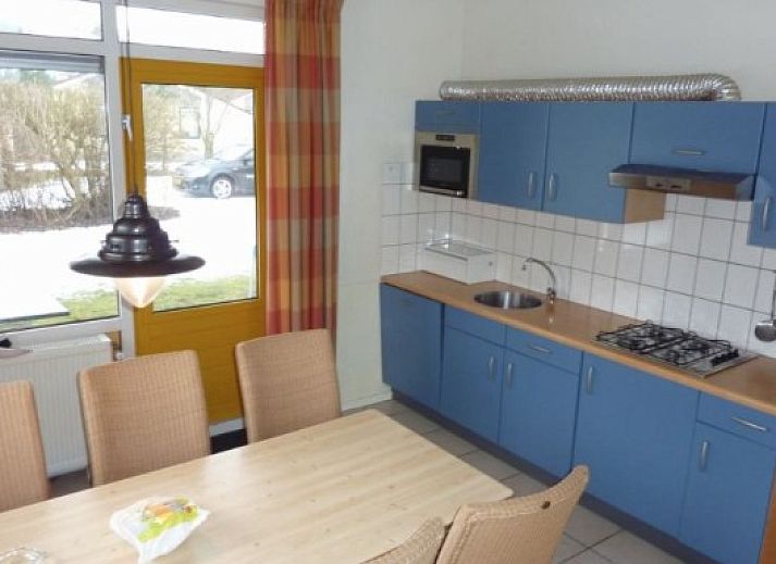 Aussenansicht von DUINVILLA 6, einem Ferienhaus in Hollum auf Ameland, mit Terrasse und gruener Umgebung.