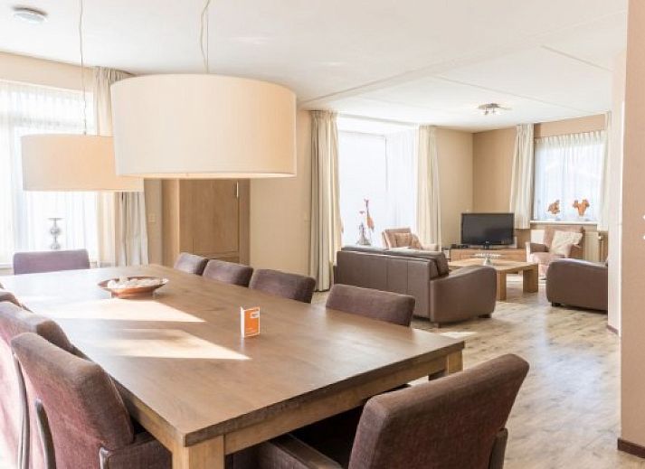 Zonnig terras bij DUINBUNGALOW 10 in Hollum, Ameland, ideaal vakantiehuis op de Waddeneilanden.