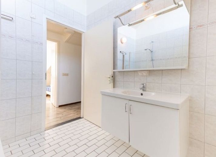 Zonnig terras bij DUINBUNGALOW 10 in Hollum, Ameland, ideaal vakantiehuis op de Waddeneilanden.