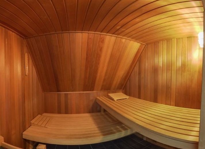 Geraeumiges, modern eingerichtetes Wohnzimmer in ENGELSMANDUINVILLA DELUXE 6, Ferienhaus in Hollum, Ameland, ideal zum Entspannen.