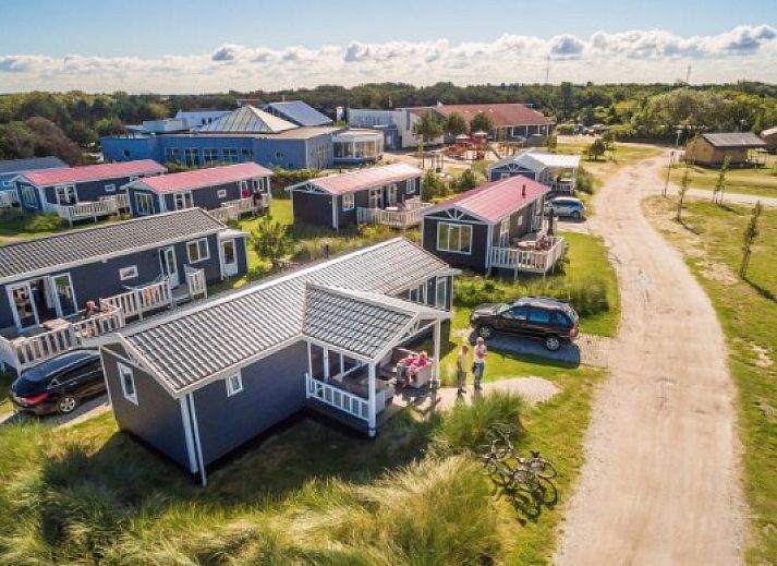 Veranda des DUINCHALET 4 in Hollum, Ameland. Ferienhaus umgeben von Duenen und Natur auf den Watteninseln.