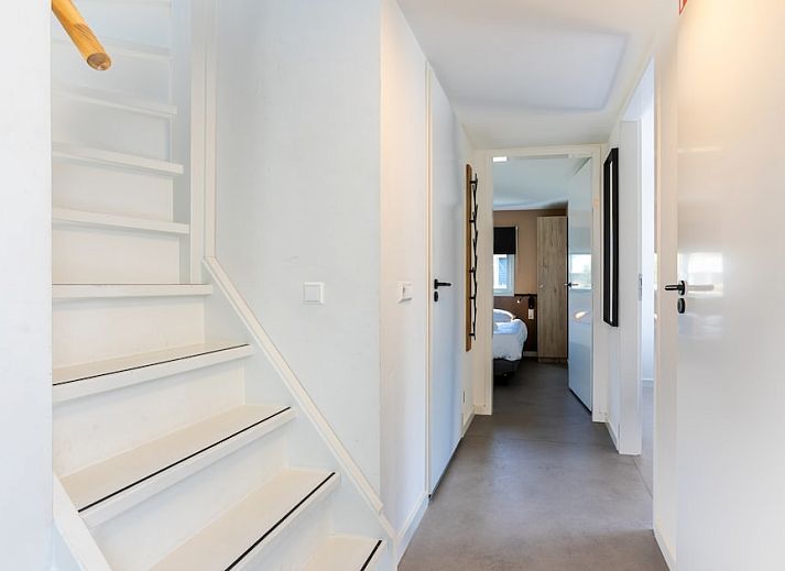 Gemuetlicher Innenbereich der Strandlodge 8 in Hollum, Ameland. Modern eingerichtetes Ferienhaus mit viel natuerlichem Licht.