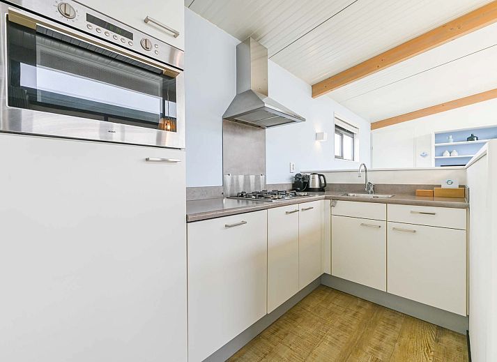 Luftaufnahme von Ferienhusern in Hollum, Ameland, umgeben von Natur.