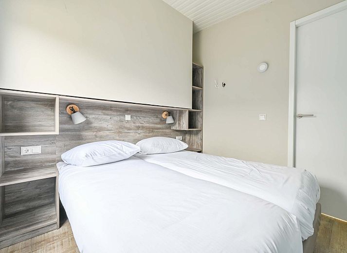 Luftaufnahme von Ferienhusern in Hollum, Ameland, umgeben von Natur.