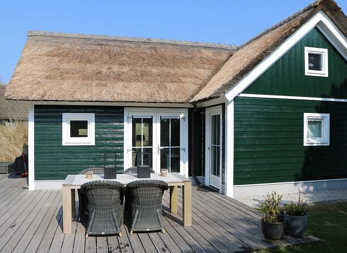 Strandjutter26 vakantiehuis in Hollum, Ameland met rieten dak en ruim terras.