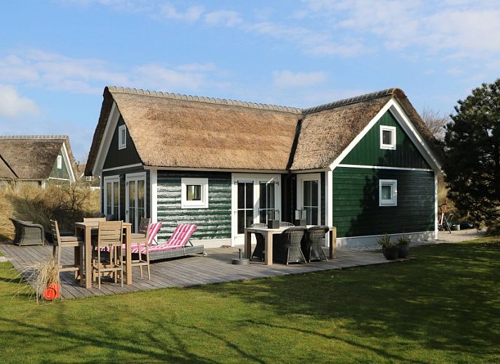 Strandjutter26 vakantiehuis in Hollum, Ameland met rieten dak en ruim terras.