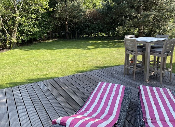 Terras met zitgedeelte bij Strandjutter26 vakantiehuis op Ameland.