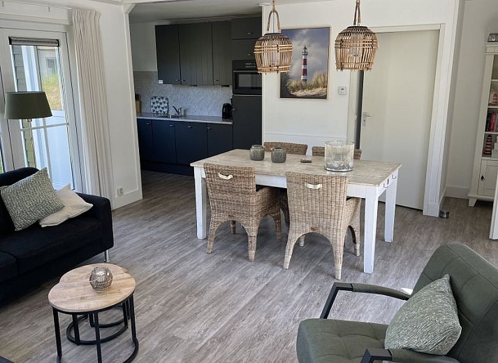 Pad omgeven door natuur bij Strandjutter26 vakantiehuis in Hollum.