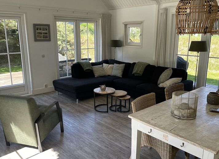 Pad omgeven door natuur bij Strandjutter26 vakantiehuis in Hollum.