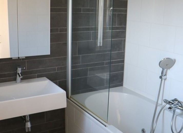 Buitentafel met wijn op het terras van Strandjutter26 op Ameland.