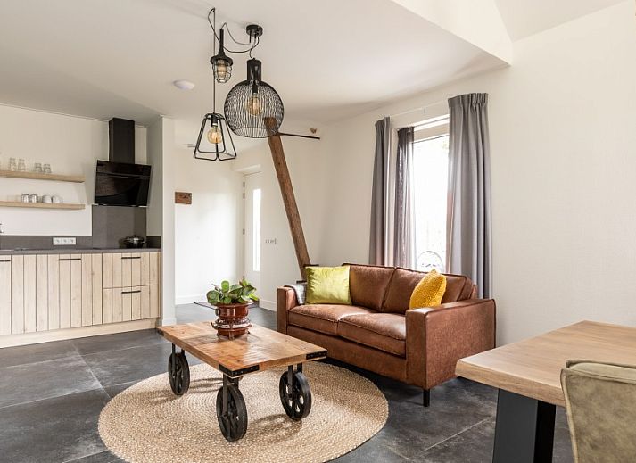 Stilvolle Sitzecke im Ferienhaus Dorsvloer, Hollum, Ameland, mit Flachbildfernseher und moderner Einrichtung fuer hoechsten Komfort.