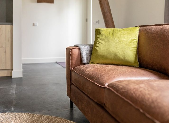 Stilvolle Sitzecke im Ferienhaus Dorsvloer, Hollum, Ameland, mit Flachbildfernseher und moderner Einrichtung fuer hoechsten Komfort.