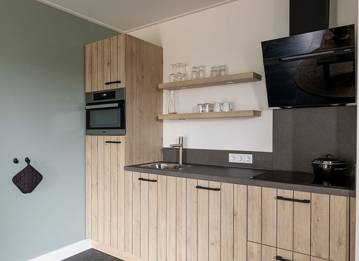 Stilvolle Sitzecke im Ferienhaus Dorsvloer, Hollum, Ameland, mit Flachbildfernseher und moderner Einrichtung fuer hoechsten Komfort.