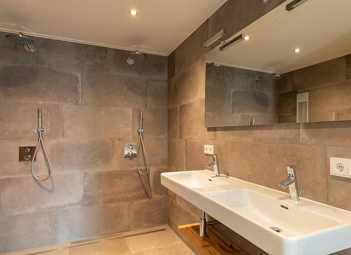 Stilvolle Sitzecke im Ferienhaus Dorsvloer, Hollum, Ameland, mit Flachbildfernseher und moderner Einrichtung fuer hoechsten Komfort.