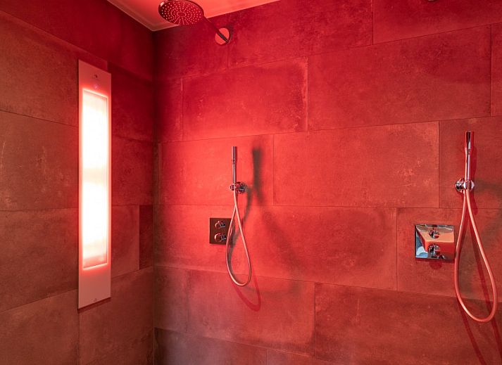 Stilvolle Sitzecke im Ferienhaus Dorsvloer, Hollum, Ameland, mit Flachbildfernseher und moderner Einrichtung fuer hoechsten Komfort.