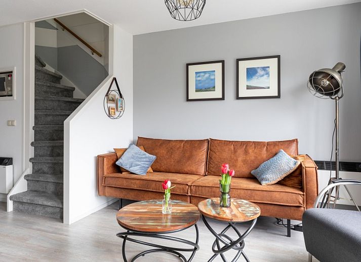 Esszimmer Amelander Kaap 126 in Hollum, Ameland mit moderner Kueche und Esstisch aus Holz.