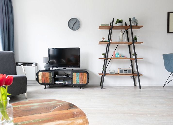 Esszimmer Amelander Kaap 126 in Hollum, Ameland mit moderner Kueche und Esstisch aus Holz.