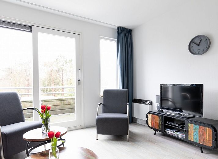 Esszimmer Amelander Kaap 126 in Hollum, Ameland mit moderner Kueche und Esstisch aus Holz.