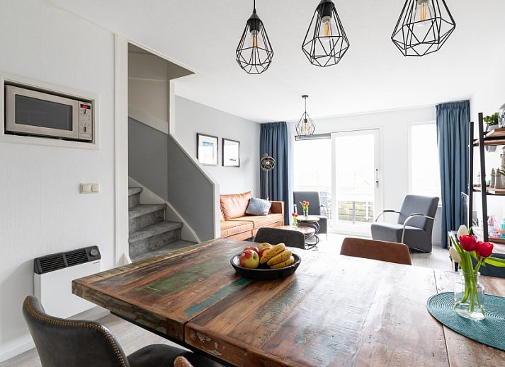 Esszimmer Amelander Kaap 126 in Hollum, Ameland mit moderner Kueche und Esstisch aus Holz.