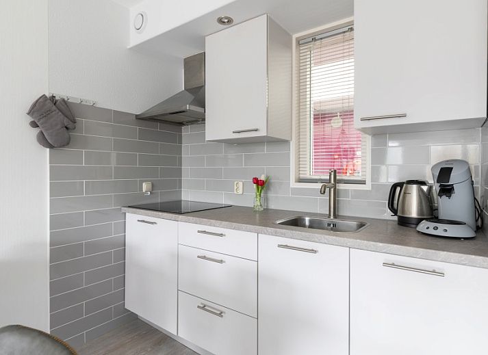 Gemuetliches Wohnzimmer Amelander Kaap 126, Hollum, Ameland mit bequemem Sofa.