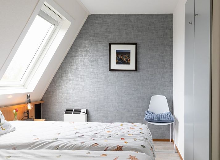 Gemuetliches Wohnzimmer Amelander Kaap 126, Hollum, Ameland mit bequemem Sofa.