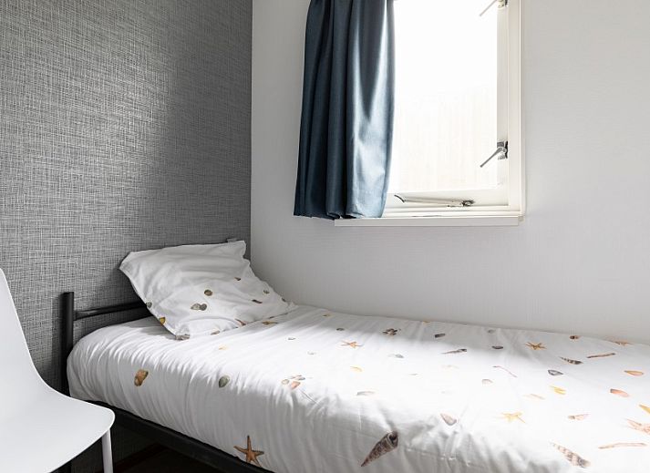 Gemuetliches Wohnzimmer Amelander Kaap 126, Hollum, Ameland mit bequemem Sofa.