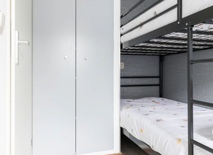 Gemuetliches Wohnzimmer Amelander Kaap 126, Hollum, Ameland mit bequemem Sofa.