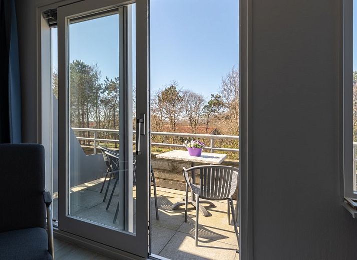 Gemuetliches Wohnzimmer Amelander Kaap 126, Hollum, Ameland mit bequemem Sofa.