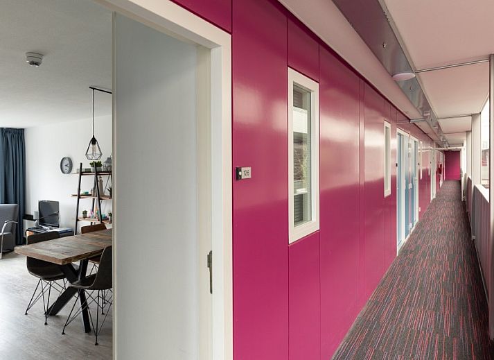 Stilvolles Wohnzimmer mit TV und Buecherregal in Amelander Kaap 126, Hollum, Ameland.