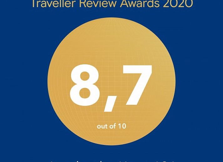 Stilvolles Wohnzimmer mit TV und Buecherregal in Amelander Kaap 126, Hollum, Ameland.