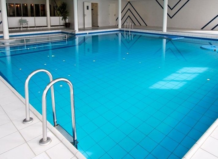 Stilvolles Wohnzimmer mit TV und Buecherregal in Amelander Kaap 126, Hollum, Ameland.